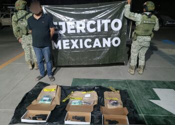 Detienen a un joven en posesión de armas, balas, cargadores y droga, en Culiacán