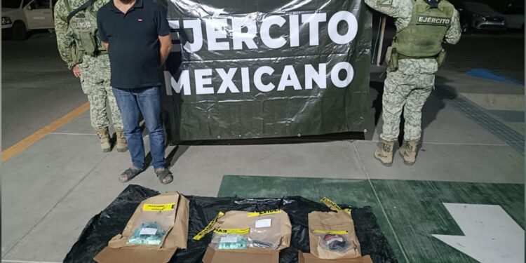 Detienen a un joven en posesión de armas, balas, cargadores y droga, en Culiacán