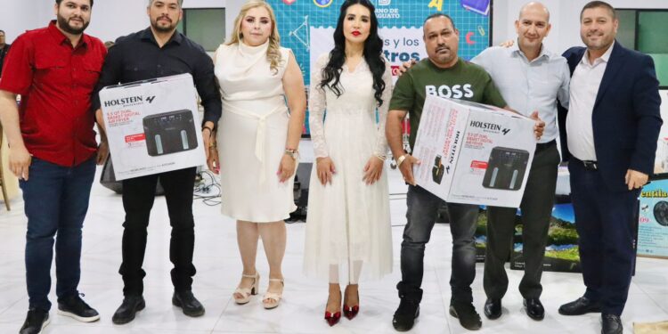 Alcalde de Badiraguato celebra a maestras y maestros en su día; reitera compromiso con la educación