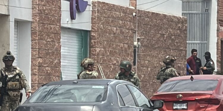 Atacan a balazos e intentan incendiar un negocio de préstamos en Culiacán