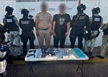Detienen a dos civiles en posesión de más de 500 dosis de presuntas drogas, dos pistolas, cargadores abastecidos y una motocicleta