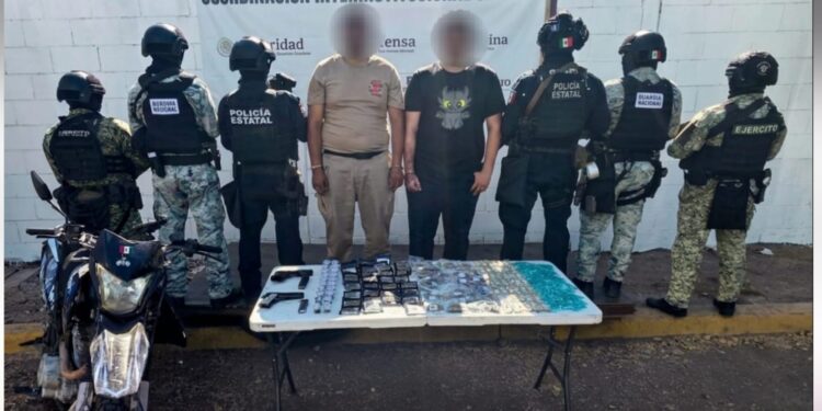 Detienen a dos civiles en posesión de más de 500 dosis de presuntas drogas, dos pistolas, cargadores abastecidos y una motocicleta