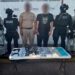 Detienen a dos civiles en posesión de más de 500 dosis de presuntas drogas, dos pistolas, cargadores abastecidos y una motocicleta