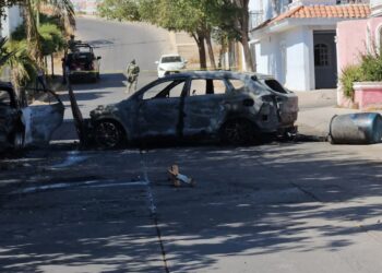 Ataque armado y quema de vehículos en la colonia Cuauhtémoc deja cuantiosos daños materiales