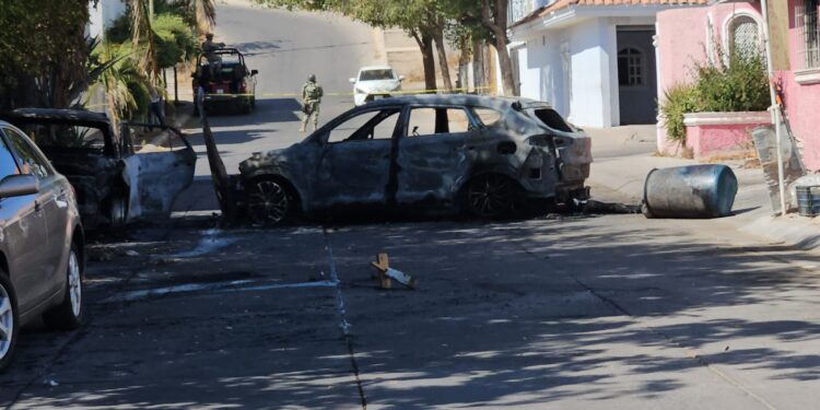 Ataque armado y quema de vehículos en la colonia Cuauhtémoc deja cuantiosos daños materiales