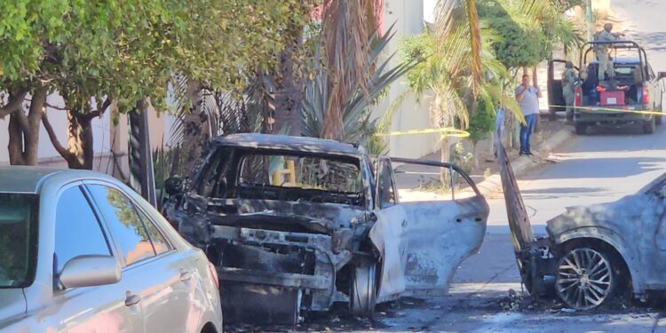 Ataque armado y quema de vehículos en la colonia Cuauhtémoc deja cuantiosos daños materiales