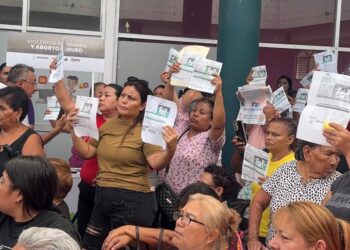 Durante inauguración del Centro de Atención Integral para Trabajadores Agrícolas, vecinos de Villa Juárez piden apoyo por altos recibos de luz