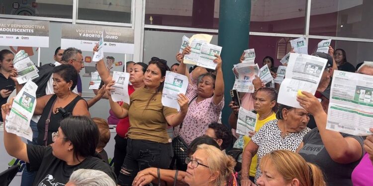 Durante inauguración del Centro de Atención Integral para Trabajadores Agrícolas, vecinos de Villa Juárez piden apoyo por altos recibos de luz