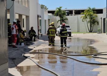 Incendio en la tercera planta de una residencia moviliza a cuerpos de emergencia en Culiacán