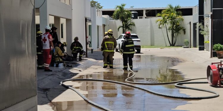 Incendio en la tercera planta de una residencia moviliza a cuerpos de emergencia en Culiacán