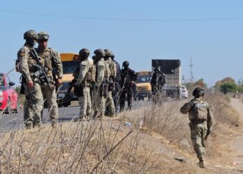 Persecución policial sobre la carretera “La 20” deja detenidos y armas decomisadas