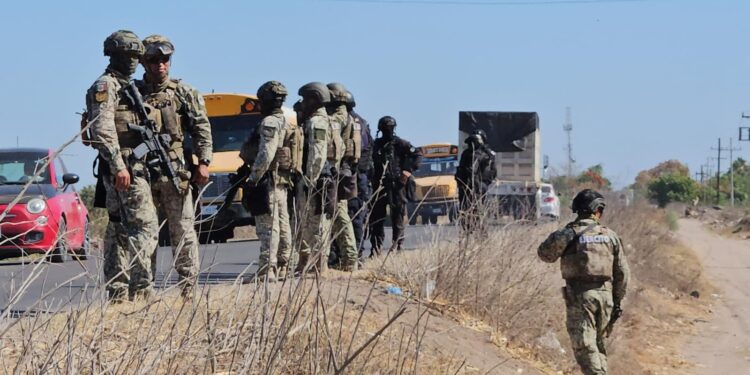 Persecución policial sobre la carretera “La 20” deja detenidos y armas decomisadas
