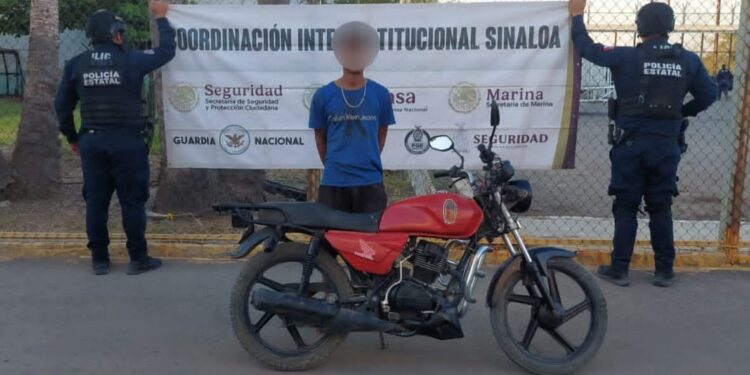 La Base de Operaciones Interinstitucional Navolato detuvo a un masculino que circulaba en una motocicleta robada; en otra acción, localizó un vehículo con reporte de robo
