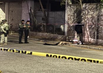 Asesinan a joven en la colonia Lomas del Bulevar; dejan mensaje en cartulina