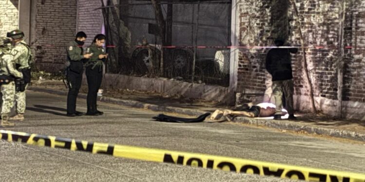 Asesinan a joven en la colonia Lomas del Bulevar; dejan mensaje en cartulina