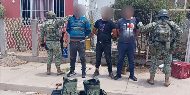 En posesión de fusiles, cargadores, municiones y ponchallantas, el Grupo Interinstitucional detuvo a tres civiles en Culiacán