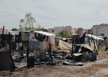 Voraz incendio consume tres viviendas en zona de invasiones de Valle del Agua, en Culiacán
