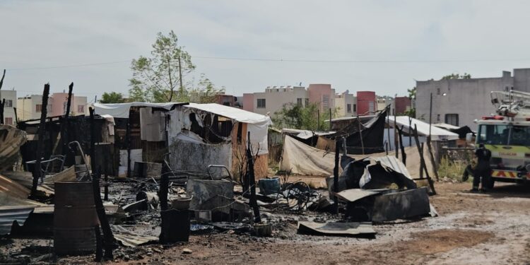 Voraz incendio consume tres viviendas en zona de invasiones de Valle del Agua, en Culiacán