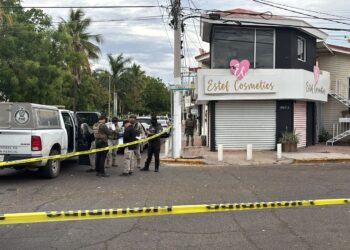 Atacan a balazos negocio de cosméticos de influencer en Las Quintas