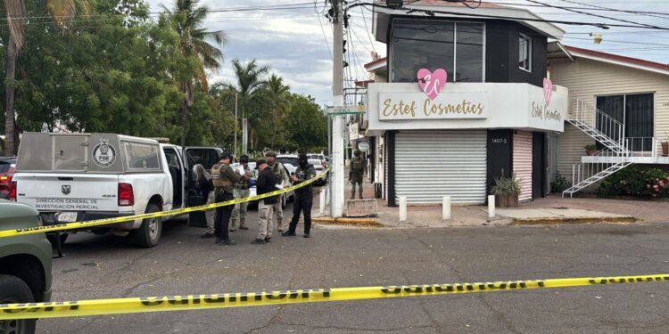 Atacan a balazos negocio de cosméticos de influencer en Las Quintas