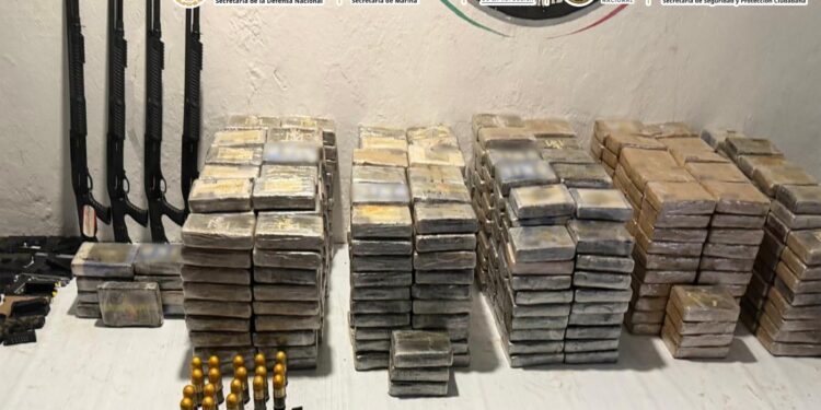Federales catean un inmueble y aseguran un arsenal y más de una tonelada de cocaina en Chiapas