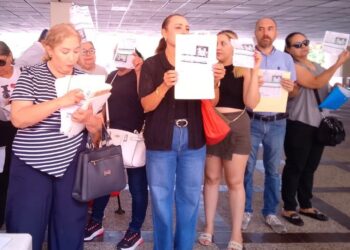 “Siguen cortando la luz y hasta piden moches”: ciudadanos protestan en Palacio de Gobierno