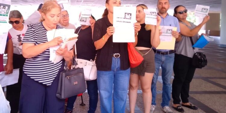 “Siguen cortando la luz y hasta piden moches”: ciudadanos protestan en Palacio de Gobierno