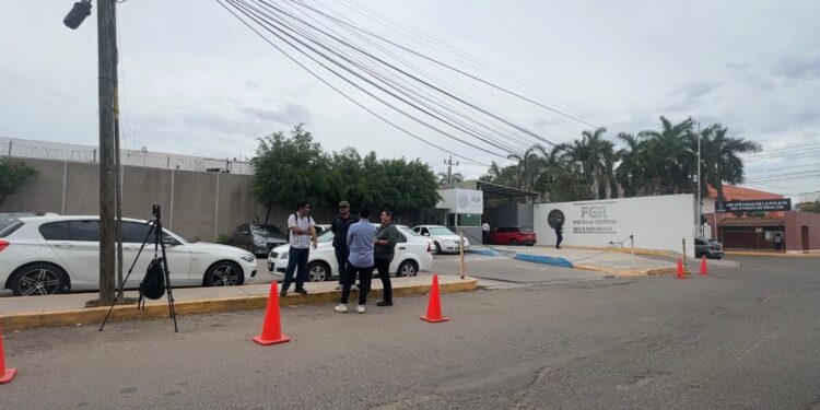 Fuerte expectativa en la FGR Culiacán por presunta comparecencia de Rocha Moya e Inzunza