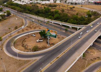 Continúan trabajos de mantenimiento y mejora urbana en vialidades de Culiacán