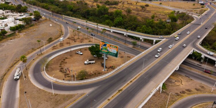 Continúan trabajos de mantenimiento y mejora urbana en vialidades de Culiacán