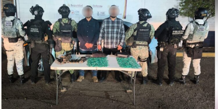 En posesión de armas, cargadores, 600 dosis de presunta droga y un vehículo, dos civiles fueron detenidos por el Grupo