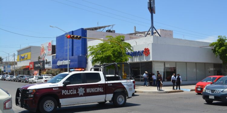 Policía Municipal captura a mujer relacionada con robo de tarjeta bancaria a adulto mayo