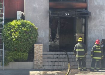 Incendian y bandalizan una imprenta en la colonia en Los Pinos
