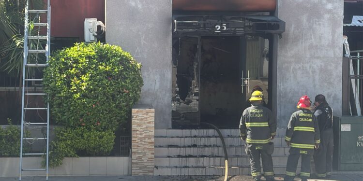 Incendian y bandalizan una imprenta en la colonia en Los Pinos