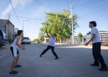Vecinos de Rosario Uzárraga dejan atrás el lodo con entrega de seis calles pavimentadas