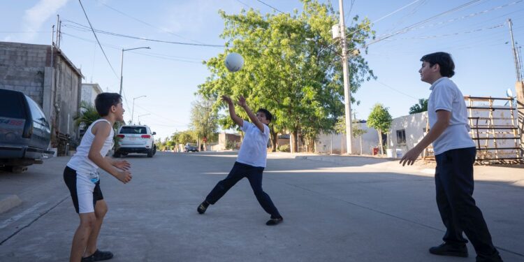 Vecinos de Rosario Uzárraga dejan atrás el lodo con entrega de seis calles pavimentadas