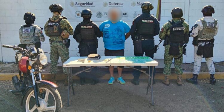 El Grupo Interinstitucional detuvo a un civil; le aseguraron un arma corta, un cargador, presunta droga y una motocicleta