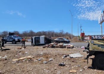 Volcadura de camión de carga deja un lesionado en La Costerita