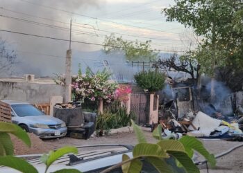 Voraz incendio consume vivienda y moviliza a cuerpos de emergencia en la colonia Grecia