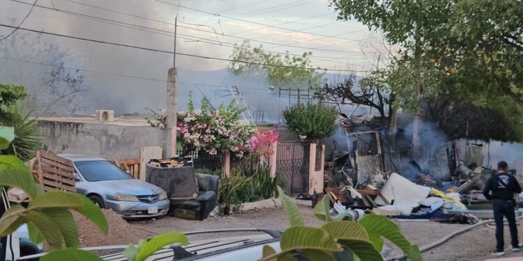 Voraz incendio consume vivienda y moviliza a cuerpos de emergencia en la colonia Grecia
