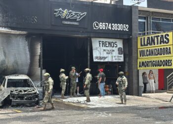Grupo armado incendia negocio de neumáticos tras estrellar vehículo robado en Pradera Dorada