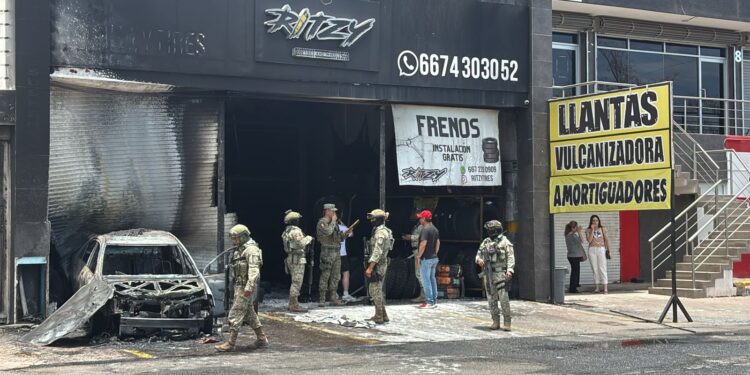 Grupo armado incendia negocio de neumáticos tras estrellar vehículo robado en Pradera Dorada