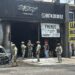 Grupo armado incendia negocio de neumáticos tras estrellar vehículo robado en Pradera Dorada