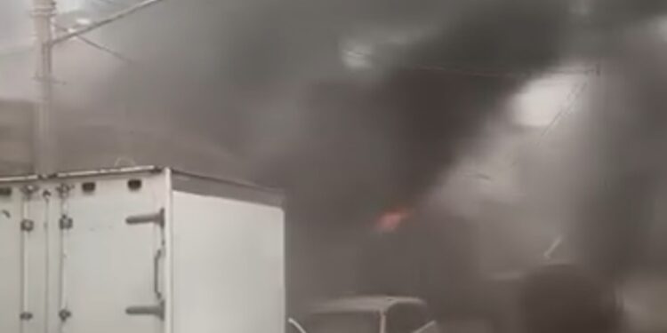 Vandalizan y prenden fuego a vivienda en la colonia 5 de Mayo