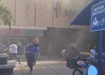 Emergencia en Los Mochis: incendio en plaza Ley Palmas desata evacuación masiva y alarma por posibles víctimas