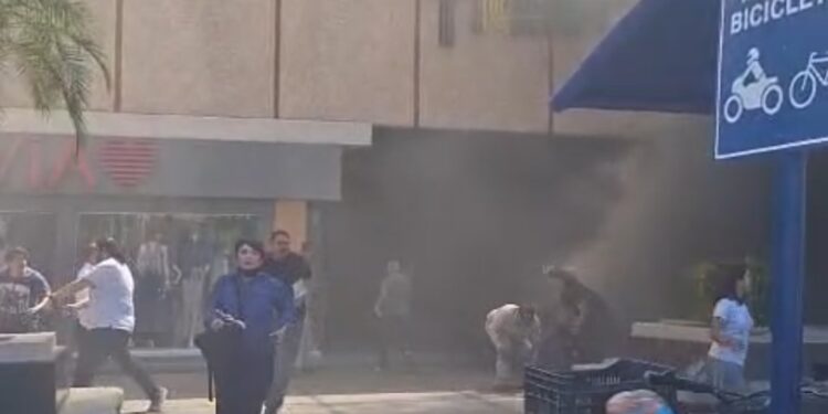 Emergencia en Los Mochis: incendio en plaza Ley Palmas desata evacuación masiva y alarma por posibles víctimas