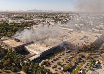 Comerciantes de Plaza Fiesta Las Palmas piden ingresar tras incendio; temen saqueos y pérdida de mercancía
