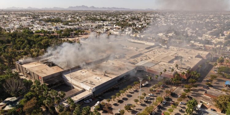 Comerciantes de Plaza Fiesta Las Palmas piden ingresar tras incendio; temen saqueos y pérdida de mercancía