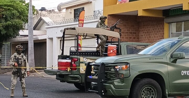 Explosión daña residencia en La Campiña; una mujer recibe atención médica