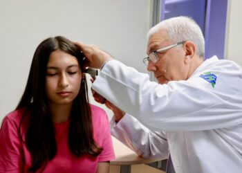 Otorga Beneficencia Pública vibradores óseos a pacientes con problemas auditivos
